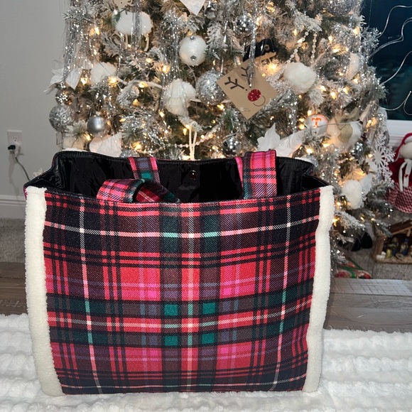 Victoria Secret Sherpa Tote & PINK Blanket Set - Picture 12 of 12